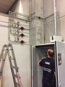 Gasflessenkast met reduceerpaneel en leidingsysteem voor 3 gassen